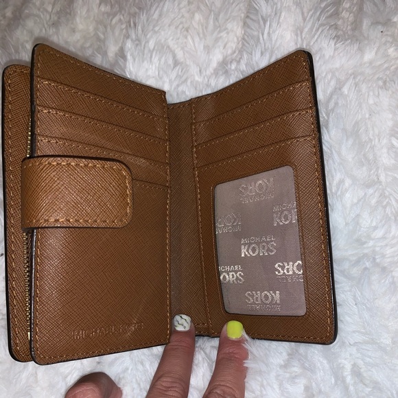 Michael Kors wallet - Picture 2 of 4